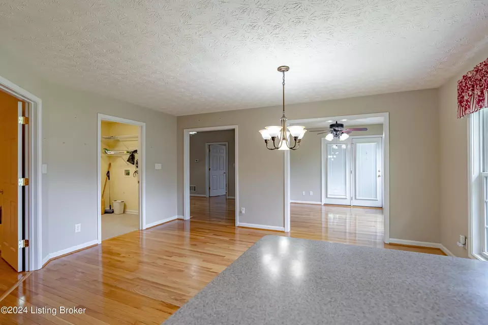 Dining - 6906 Janes Farm Dr, Louisville, KY 40228 photo 3 of 5