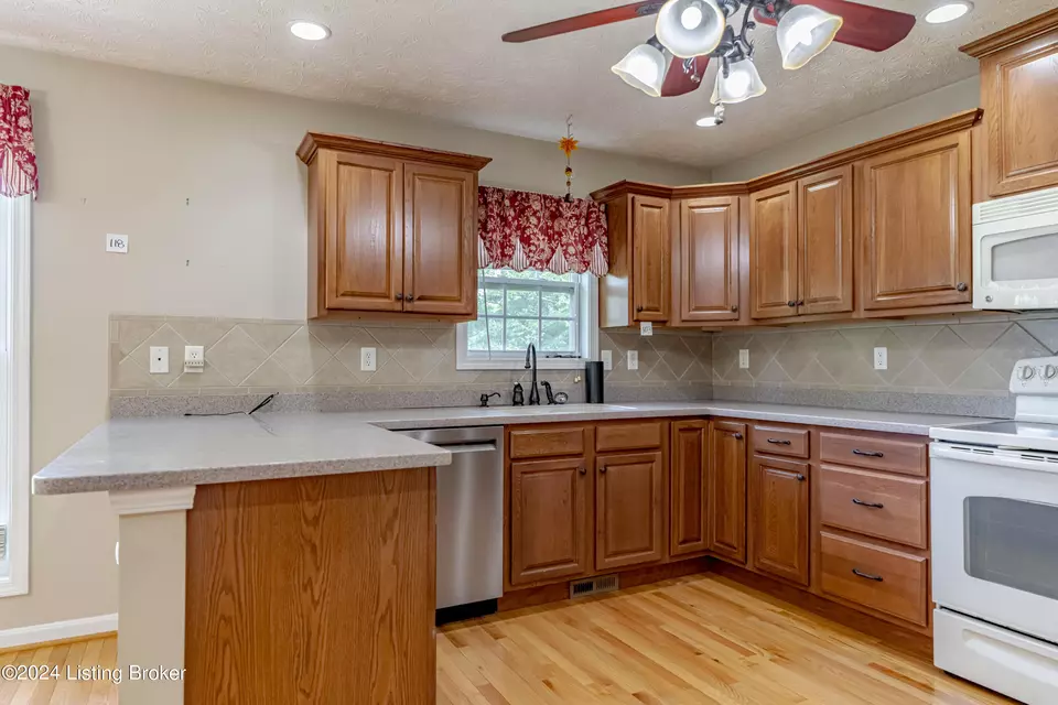 Kitchen - 6906 Janes Farm Dr, Louisville, KY 40228 photo 2 of 5