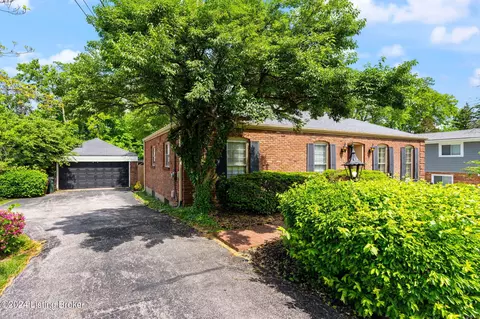 8111 Springlake Dr, Louisville, KY 40241