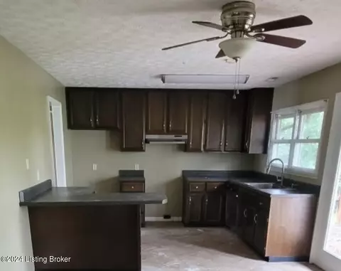 403 E Lothbury Ave, Middlesboro, KY 40965 photo 5