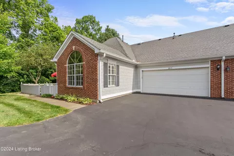8019 Greenhurst Ct, Louisville, KY 40299
