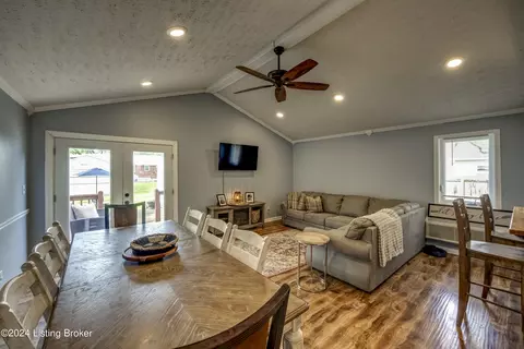 9414 Sue Helen Dr, Louisville, KY 40299