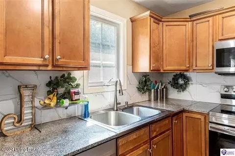 Kitchen - 101 Ruby Ct, Radcliff, KY 40160 photo 3 of 3