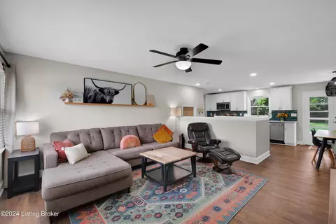 7006 Green Manor Dr, Louisville, KY 40228