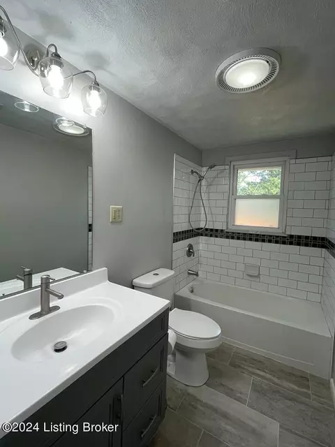 Bath - 1150 Pinehurst Ave, Madison, IN 47250 photo 1 of 1