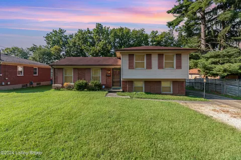6902 Green Manor Dr, Louisville, KY 40228