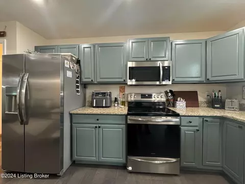 Kitchen - 104 Apache Ct, Bloomfield, KY 40008 photo 2 of 3
