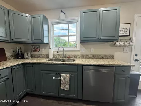 Kitchen - 104 Apache Ct, Bloomfield, KY 40008 photo 3 of 3