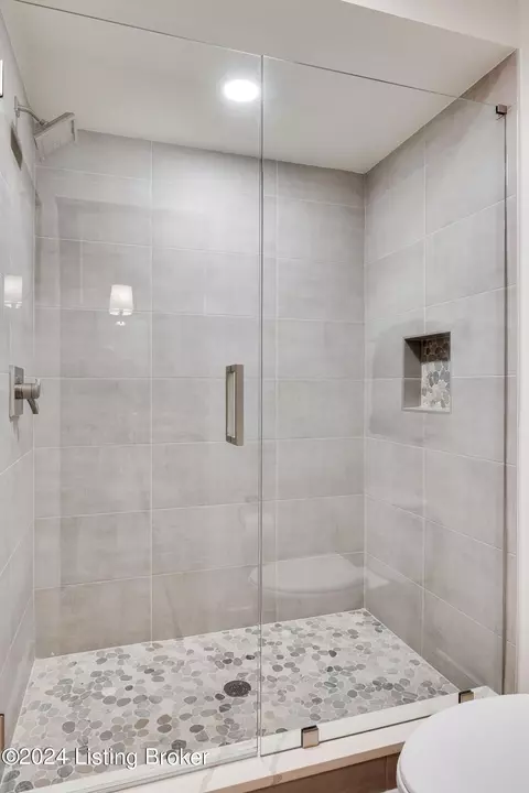 Bath - 11614 River Beauty Loop, Prospect, KY 40059 photo 6 of 7