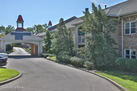 5601 Coach Gate Wynde #28, Louisville, KY 40207