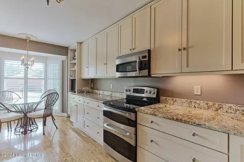 Kitchen - 6510 Deep Creek Dr, Prospect, KY 40059 photo 3 of 4