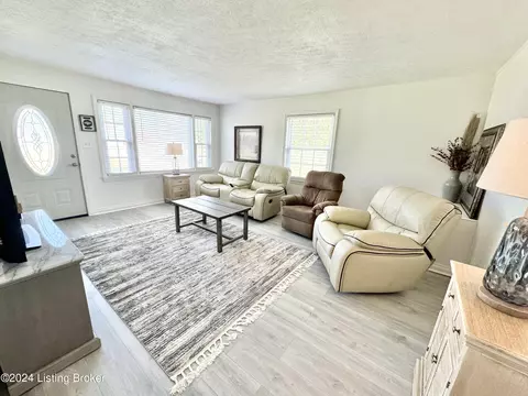 493 Stringer Ln, Mount Washington, KY 40047 photo 4