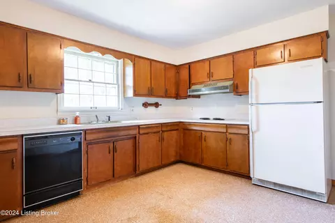 Kitchen - 357 Chaplin Rd, Bloomfield, KY 40008 photo 2 of 3