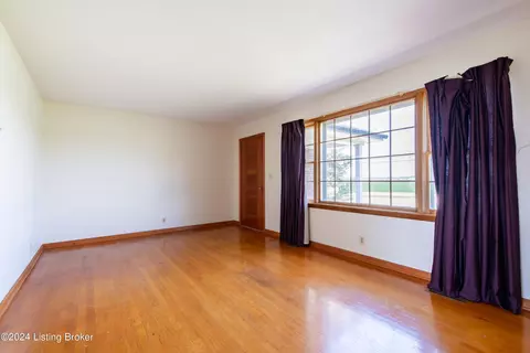 Living - 357 Chaplin Rd, Bloomfield, KY 40008 photo 2 of 3