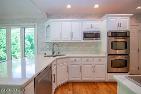Kitchen - 10312 Stone School Rd, Prospect, KY 40059 photo 5 of 6