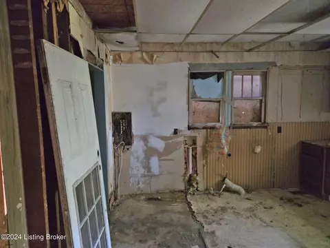 Entry Way - 1277 E Telegraph Rd, Madison, IN 47250 photo 1 of 1