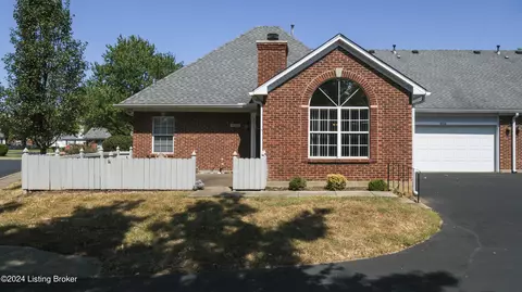 8108 Meadowgreen Pl, Louisville, KY 40299