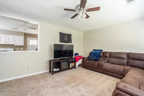 9211 Reamers Rd, Louisville, KY 40245