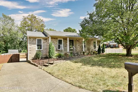 8816 High Point Cir, Louisville, KY 40299