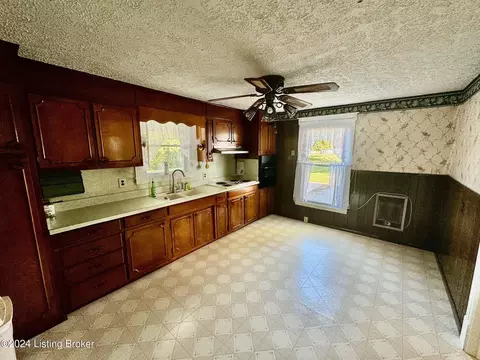 Kitchen - 330 Texas Loop Rd, Springfield, KY 40069 photo 2 of 2