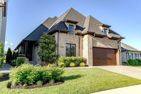 18819 Crestfield Cir, Louisville, KY 40245