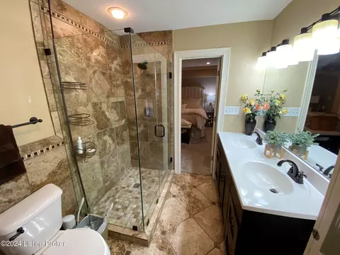 Bath - 6410 River Rd, Prospect, KY 40059 photo 4 of 12