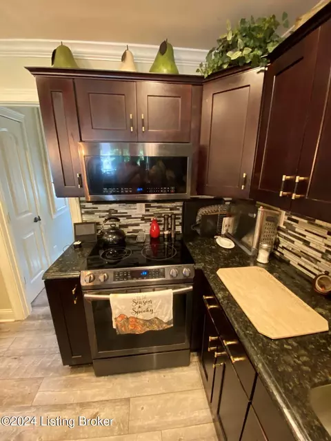 Kitchen - 6410 River Rd, Prospect, KY 40059 photo 5 of 9