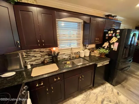 Kitchen - 6410 River Rd, Prospect, KY 40059 photo 3 of 9