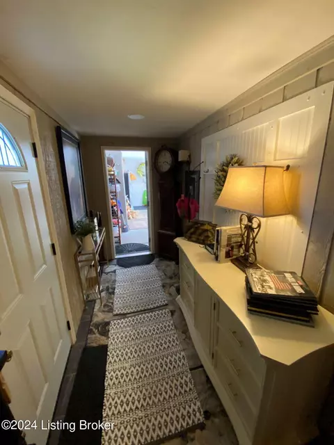 Entry Way - 6410 River Rd, Prospect, KY 40059 photo 6 of 10