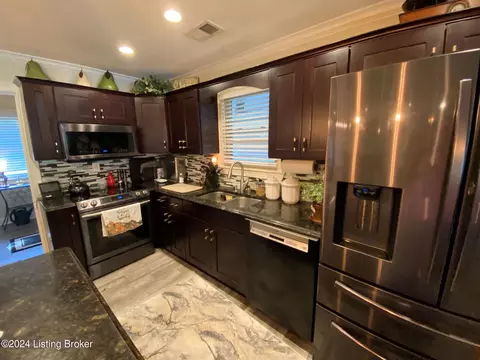 Kitchen - 6410 River Rd, Prospect, KY 40059 photo 2 of 9