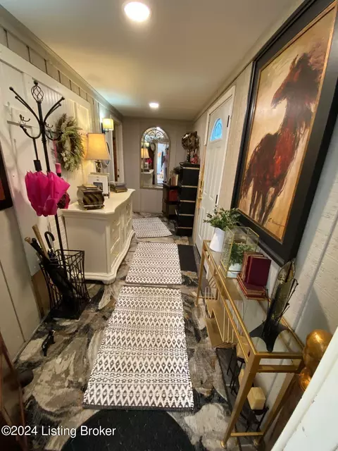 Entry Way - 6410 River Rd, Prospect, KY 40059 photo 4 of 10