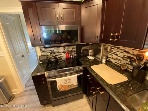 Kitchen - 6410 River Rd, Prospect, KY 40059 photo 4 of 9