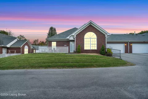 8718 Applegate Village Dr, Louisville, KY 40219