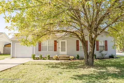 10004 Park Lake Dr, Louisville, KY 40229