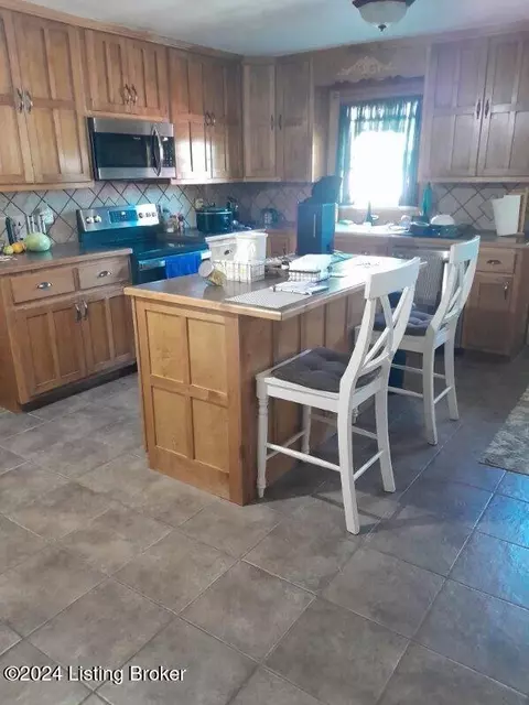 Kitchen - 6060 Highway 52, Loretto, KY 40037 photo 1 of 2