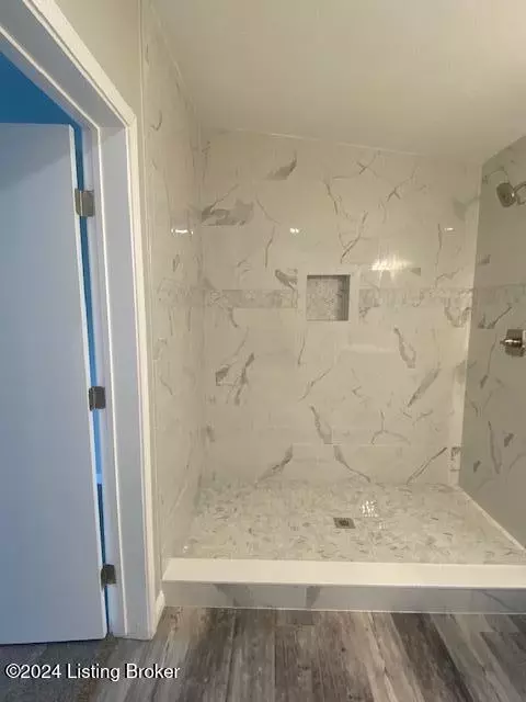 Bath - 272 Plainview Ct, Milton, KY 40045 photo 2 of 5
