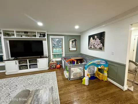 Living - 1090 Mclain Rd, Springfield, KY 40069 photo 3 of 7