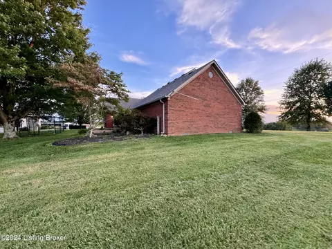 Exterior - 1090 Mclain Rd, Springfield, KY 40069 photo 11 of 24