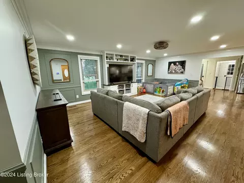 Living - 1090 Mclain Rd, Springfield, KY 40069 photo 6 of 7