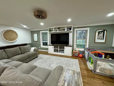Living - 1090 Mclain Rd, Springfield, KY 40069 photo 5 of 7