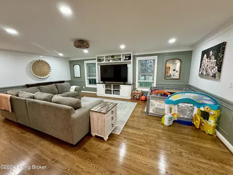 Living - 1090 Mclain Rd, Springfield, KY 40069 photo 4 of 7
