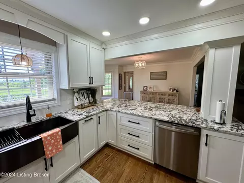 Kitchen - 1090 Mclain Rd, Springfield, KY 40069 photo 6 of 8