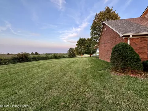 Exterior - 1090 Mclain Rd, Springfield, KY 40069 photo 8 of 24