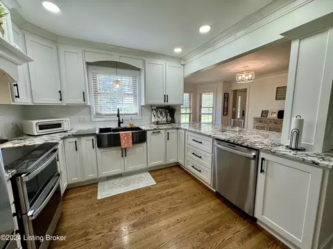 Kitchen - 1090 Mclain Rd, Springfield, KY 40069 photo 3 of 8
