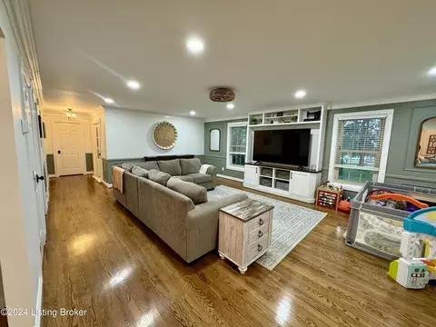 Living - 1090 Mclain Rd, Springfield, KY 40069 photo 2 of 7