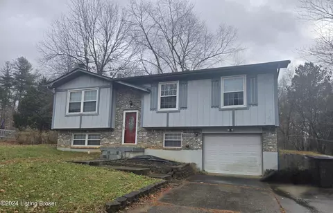998 Woods Hollow Dr, Radcliff, KY 40160