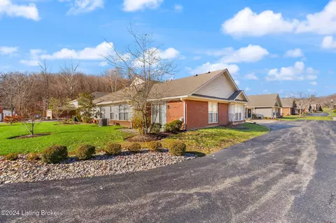 9211 Hawthorne Pointe Dr, Louisville, KY 40272