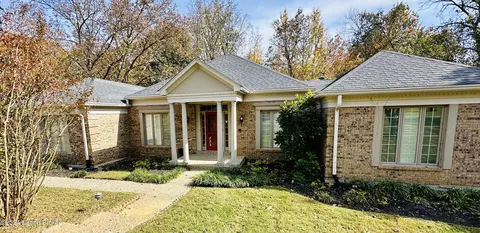 5220 Moccasin Trl, Louisville, KY 40207
