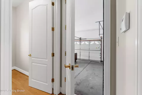 Entry Way - 7612 Endecott Pl, Prospect, KY 40059 photo 4 of 10