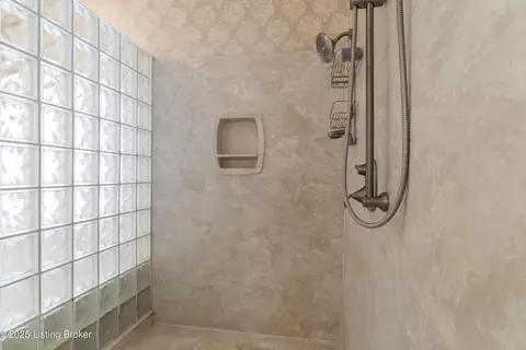 Bath - 7612 Endecott Pl, Prospect, KY 40059 photo 6 of 8